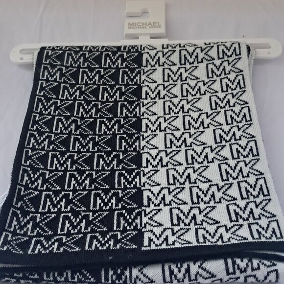 Michael Kors Monogram Logo  Reversible  Scarf and Hat Set. BNWT main image 9